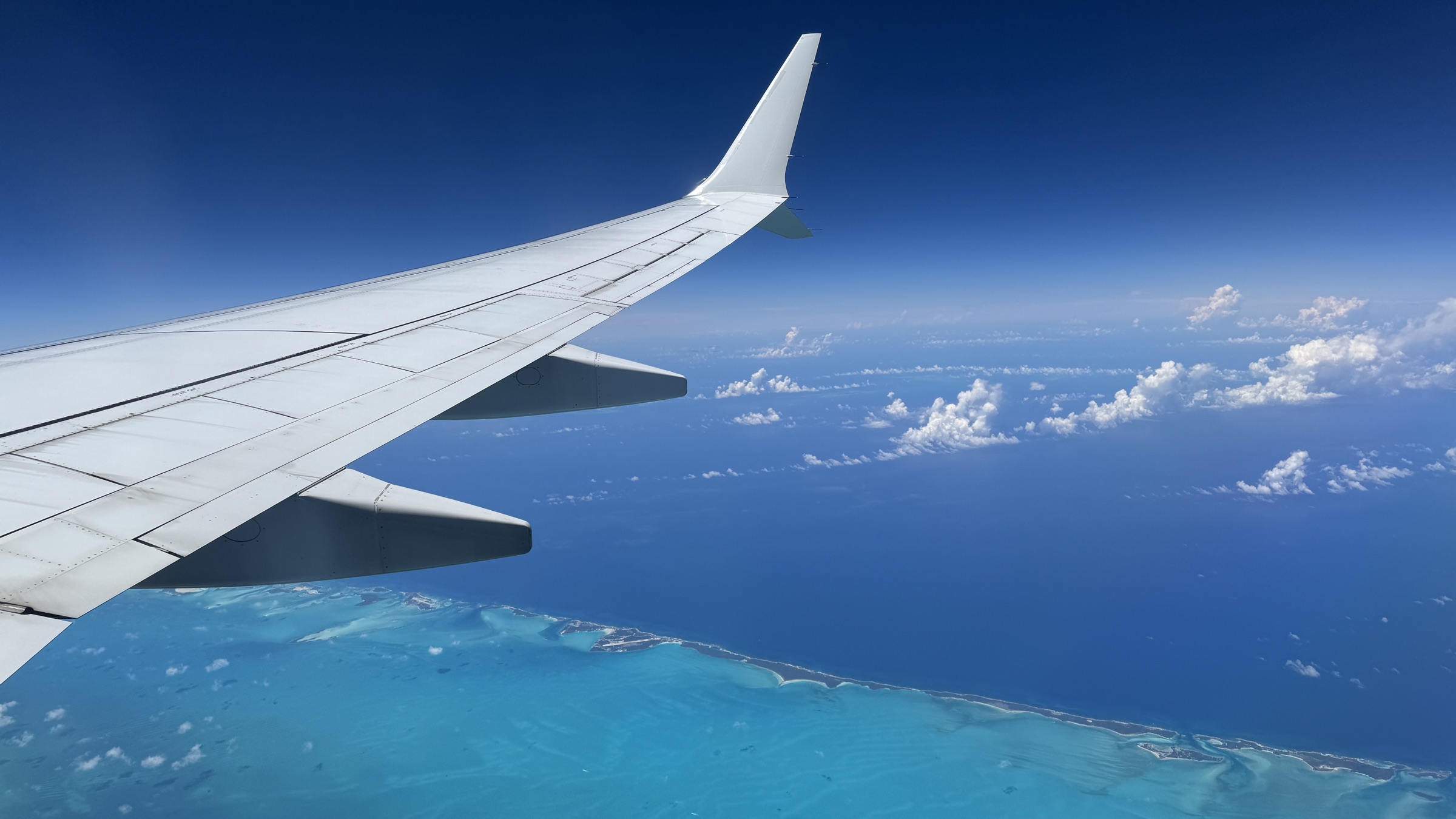 機窓から見た翼と海